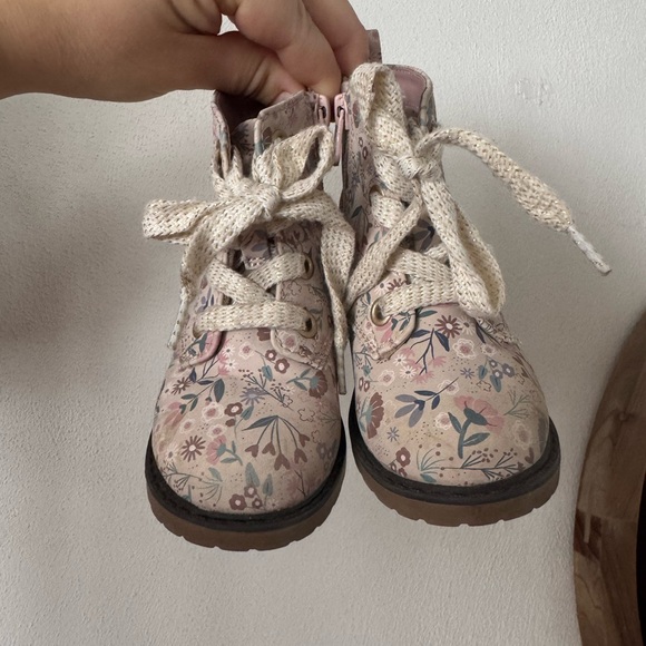 Cat and Jack Floral Boots 7C - Picture 3 of 4